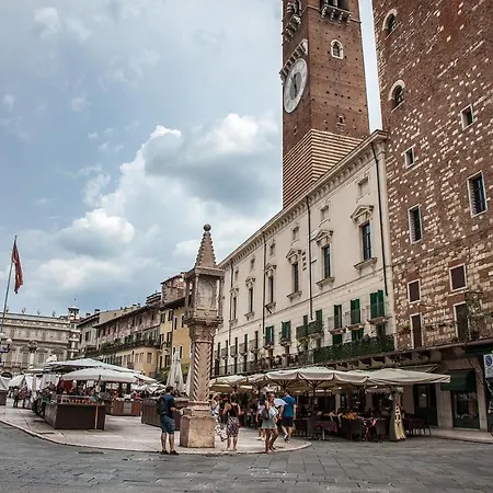 Aurelia Luxury - Piazza Delle Erbe 4*
