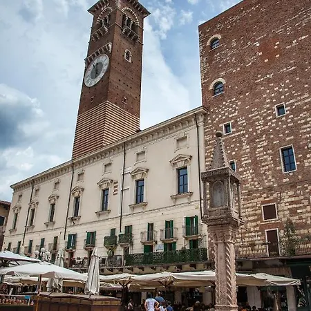 Maison d'hôtes Aurelia Luxury - Piazza Delle Erbe 4*