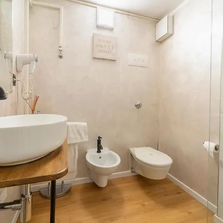 Maison d'hôtes Aurelia Luxury - Piazza Delle Erbe 4*
