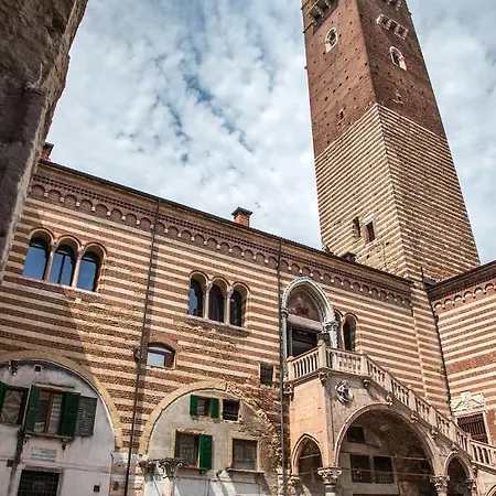 Aurelia Luxury - Piazza Delle Erbe 게스트하우스 4*