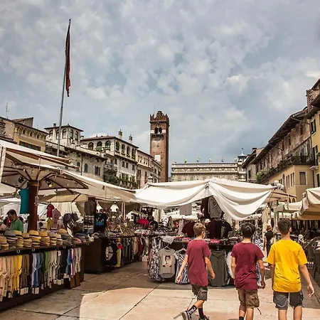 Aurelia Luxury - Piazza Delle Erbe 게스트하우스 4*