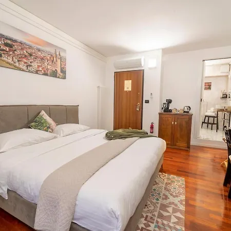 Aurelia Luxury - Piazza Delle Erbe 게스트하우스