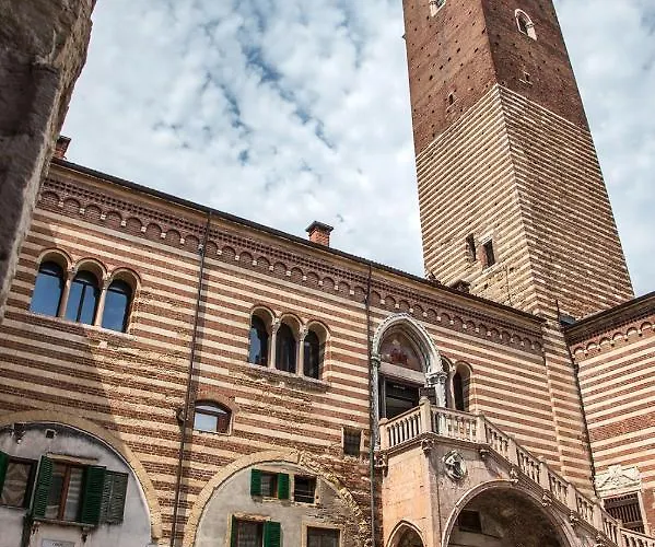 Aurelia Luxury - Piazza Delle Erbe Konukevi 4*